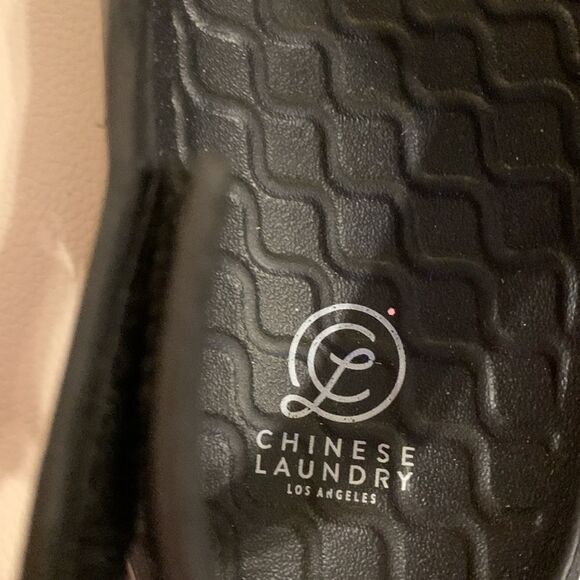 Chinese Laundry Casual size 7 black shoes with Velcro closure - Picture 5 of 8